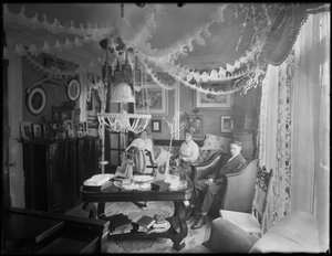 1917年1月4日、クリスマスに装飾されたウィリアムミルバトラー夫妻の邸宅の内部 作： William Davis Hassler