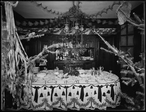 1917年1月4日、クリスマスに装飾されたウィリアムミルバトラー夫妻の邸宅の内部 作： William Davis Hassler