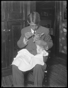 ジェームズHハスラーがウサギに餌をやる1912年頃 作： William Davis Hassler