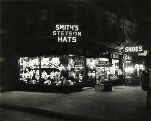スミスのステットソンの帽子、靴、酒類を宣伝している店頭を照らす、1910〜21年頃 作： William Davis Hassler
