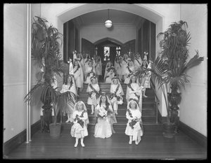 1914年10月20日、ローマカトリックの孤児の亡命、ブロンクスのキングスブリッジ、白いドレスを着た礼拝堂から花輪と花輪を着た小さな女の子 作： William Davis Hassler
