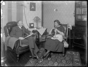 正体不明の居間にいるオースティンノリス夫妻、1912年頃 作： William Davis Hassler