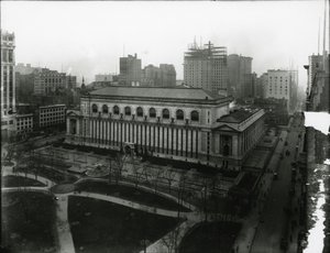 ニューヨーク公共図書館とブライアントパーク、c.1910-21 作： William Davis Hassler