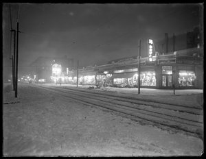 1915年3月6日、ニューヨーク市の雪の中でバーミリアアベニューから東を望む207thストリートの夜景 作： William Davis Hassler