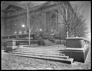 1915年3月6日、雪の中でニューヨーク公立図書館のメインブランチの外にある階段の北東の角、42番街と5番街の夜景 作： William Davis Hassler