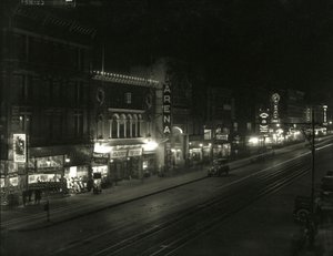 シックスアベニューとセブンスアベニューの間の23ストリートの南側の夜景、c.1916-17 作： William Davis Hassler