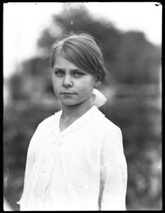 1915年7月、白いドレスを着た正体不明の少女の屋外のポートレートショット 作： William Davis Hassler