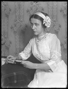 1912年頃、本を着た若い女性「バッタ」の肖像 作： William Davis Hassler