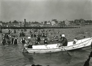 手漕ぎボートと水泳選手、コニーアイランド、1910〜21年頃