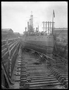 1912年頃、ブルックリン海軍工廠の乾ドックにいるUSSユタ 作： William Davis Hassler