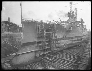 1912年頃、ブルックリン海軍工廠の乾ドックにいるUSSユタ