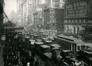 車、バス、人で賑わうタイムズスクエア、1917年頃 作： William Davis Hassler