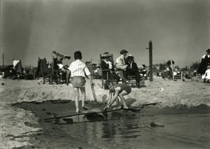 2人の子供がコニーアイランドの浅瀬で木くずと遊んでいる、c.1910-21 作： William Davis Hassler