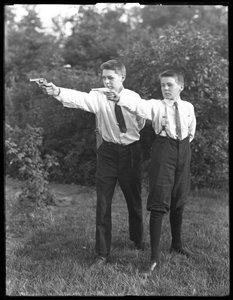 1915年7月、身元不明の2人の少年が拳銃を狙ってポーズをとる 作： William Davis Hassler