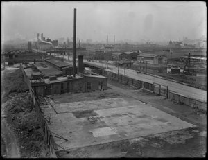 1914年8月26日、ニューヨーク州クイーンズのボーデンアベニューとニュータウンクリークにあるUS Metal Products Companyの工場 作： William Davis Hassler
