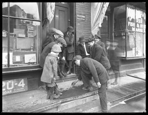 1915年5月30日、ニューヨーク市でスクープを発砲して身元不明の少年たち