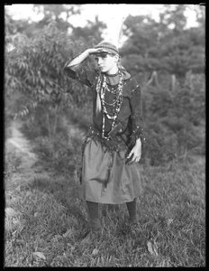 身元不明の少女が森の中で衣装を着てポーズをとる（1915年頃）