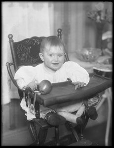 1915〜16歳のハイチェアに座っている正体不明の幼児 作： William Davis Hassler