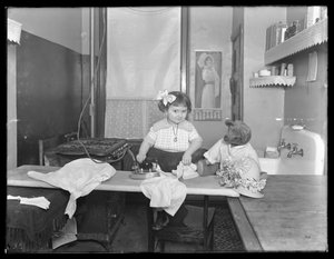 電気アイロンの使用を示す正体不明の少女、c.1913-14