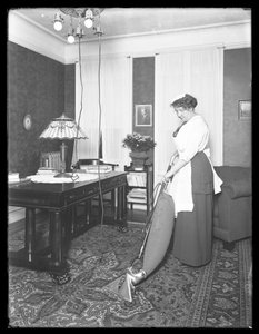 Apex掃除機の使用を示す正体不明の女性、c.1913-14