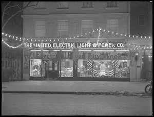 United Electric Light und Power Companyのストアフロントは、1915年11月29日から12月4日まで、ニューヨーク市の「Electrical Prosperity Week」で飾られました。 作： William Davis Hassler
