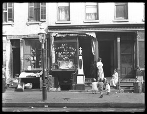 Vittorio Quirolo und T. Scaravaglione、undertaker und embalmer、327 E. 111th Street（or 109th Street）、New York City、October 26、1914 作： William Davis Hassler