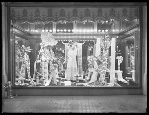 リボンのウィンドウディスプレイ、ジンベルのデパート、ニューヨーク市、1915年3月10日