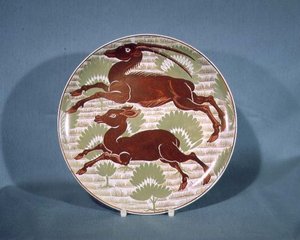 クリーム色の土器にルビー色の光沢で走る2頭のアンテロープが描かれた皿 19世紀後半 (陶磁器) 作： William de Morgan