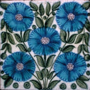 ペルシャ風花模様のタイル（陶器） 作： William de Morgan