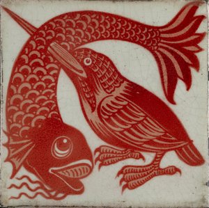 魚をくちばしでくわえたカワセミのタイル（1882-1888年 作： William Frend De Morgan