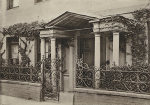 ドーセット州ウィンボーンのドアウェイ、アーチ型ポーチ（モノクロ写真 作： William Galsworthy Davie