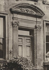 グロスタシャー州、チッピングカムデンのドアウェイ（モノクロ写真 作： William Galsworthy Davie