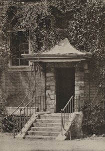 ソールズベリーのザ・クローズにあるチョリスターズ・スクールのドア（モノクロ写真 作： William Galsworthy Davie