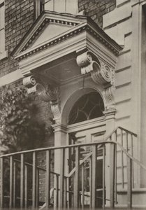 チェスター、ローワー・ブリッジ・ストリートのドアウェイ（モノクロ写真 作： William Galsworthy Davie