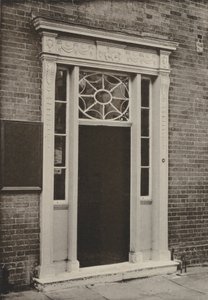 バーク州ニューベリーのドアウェイ（モノクロ写真 作： William Galsworthy Davie
