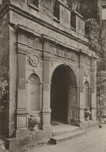 ケニルワースのゲートハウスのドア、ポーチ（モノクロ写真 作： William Galsworthy Davie