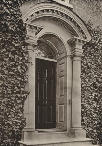 サセックス州ステイニングのドアウェイ（モノクロ写真 作： William Galsworthy Davie