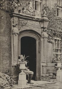 ウスターシャー州ブロードウェイ、ライゴンアームズのドアウェイ（モノクロ写真 作： William Galsworthy Davie