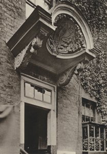 The Manor House, Bermondsey, London」の扉（モノクロ写真 作： William Galsworthy Davie