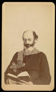 [正体不明の禿げ上がった髭面の男が座って本を読んでいる] 作： William H. Mumler