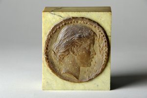 アガサ・ソーニークロフトのメダリオン肖像画、1900年頃（ワックス