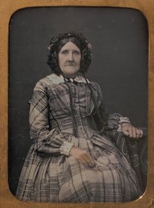格子柄のドレスとボンネットを着た年配の女性の座像 1854-60年 作： William Hardy Kent