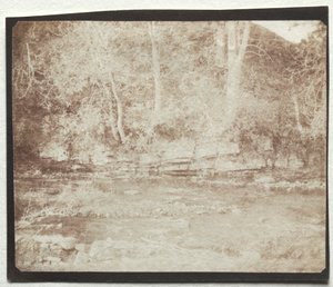 ドゥーン城のふもとを流れる山の小川 作： William Henry Fox Talbot