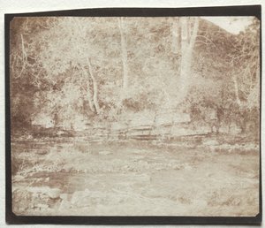 ドゥーン城のふもとに流れる山の川。1844年。 作： William Henry Fox Talbot
