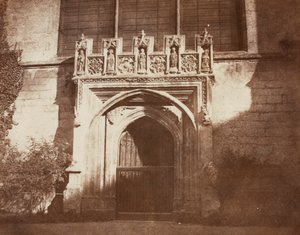 古代の扉、マグダレンカレッジ、オックスフォード、1843年。 作： William Henry Fox Talbot