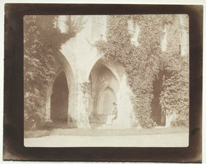 カルバートジョーンズ、レイコック修道院の聖域に座った、1845年。 作： William Henry Fox Talbot