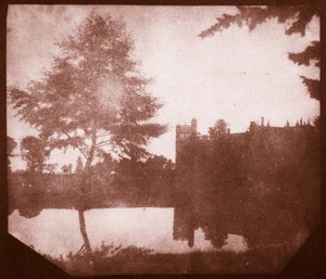 反射のレイコック修道院、1840年頃（カロタイプネガからの塩紙印刷） 作： William Henry Fox Talbot