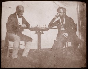 ニコラス・ヘンネマンはチェスのゲームでの彼の動きを1841年9月に考えています（カロタイプネガからの塩紙プリント） 作： William Henry Fox Talbot