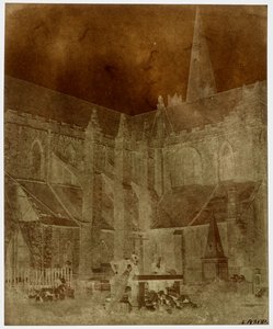 ダブリンの聖パトリック大聖堂の墓地でポーズをとる 2 人の男性 (ペーパー ネガ カメラ) 作： William Henry Fox Talbot