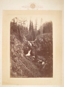 ブラックモア山のアーチ型の滝のふもと 作： William Henry Jackson